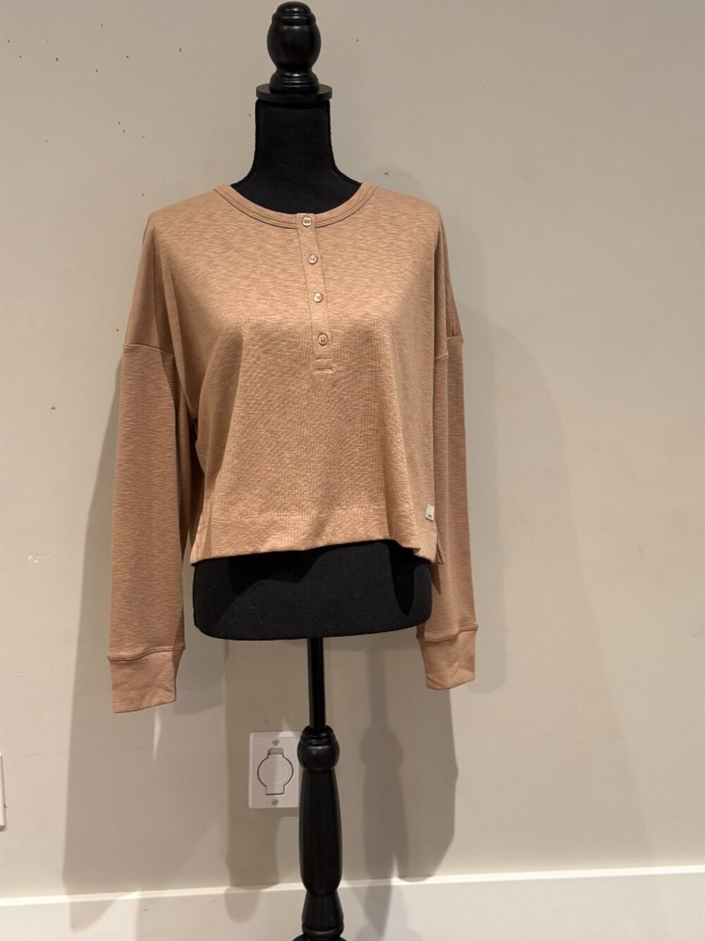 VUORI Long Sleeve Performance Henley Top Size Medium Tan Beige